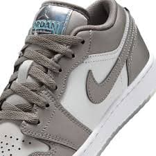 AIR JORDAN RETRO 1 LO - image 3